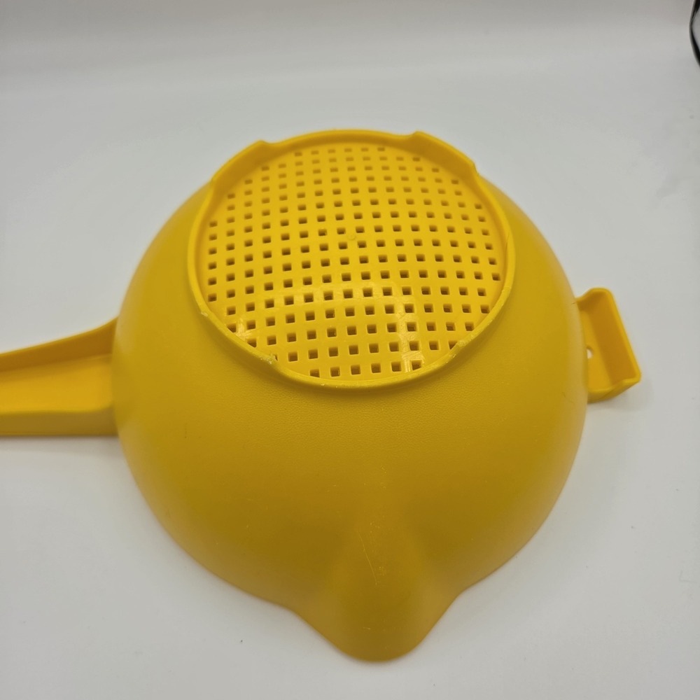 Tupperware #1523-1 Large 2 Quart Yellow Colander Strainer Handle Vintage USA - Picture 3 of 11